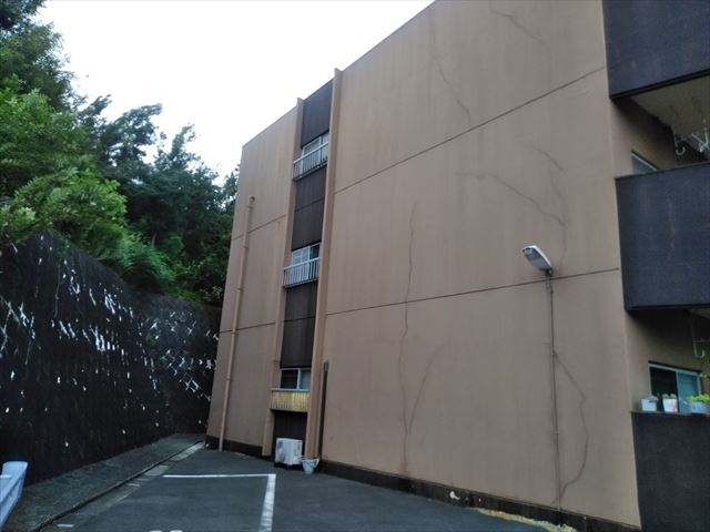 外壁ひび割れ