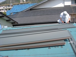 沼津市屋根葺き替え施工中