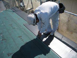 屋根材施工中