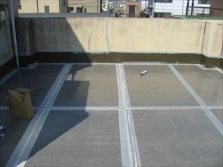 中塗り(ウレタン防水）
