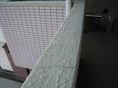 マンション壁にヒビ