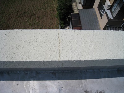 屋上モルタルにヒビ