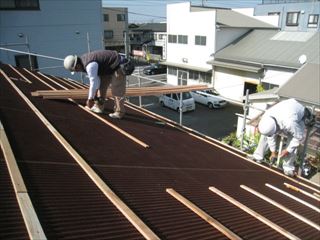 屋根工事作業中