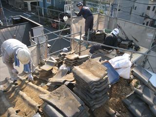 手作業で瓦撤去