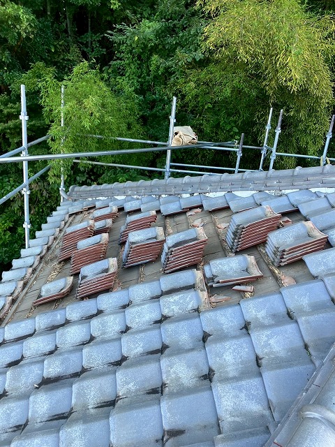 撤去し並べた瓦