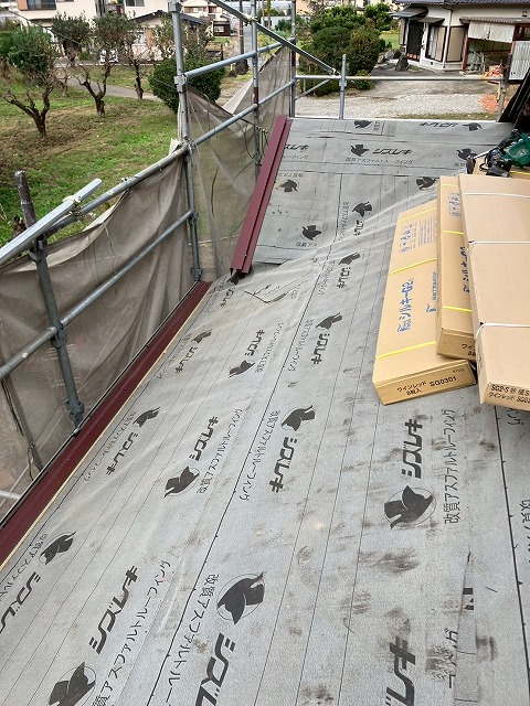 ガルバリウム鋼板屋根設置作業