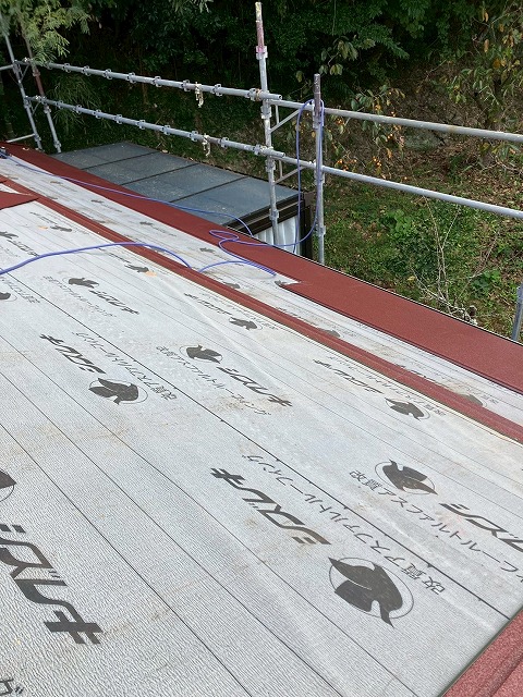 金属屋根設置の様子