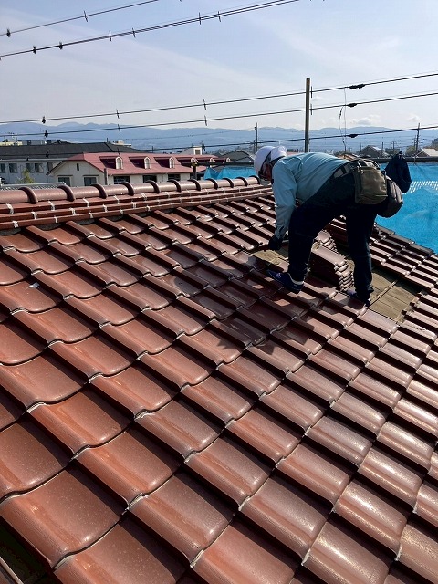 瓦葺き替え工事　瓦撤去作業
