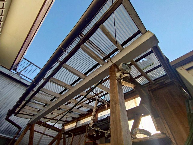 波板屋根　張り替え前