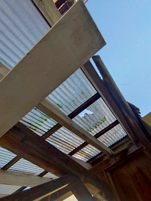 物置屋根に空いた穴