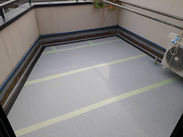 ベランダ防水工事　ウレタン防水材塗布前