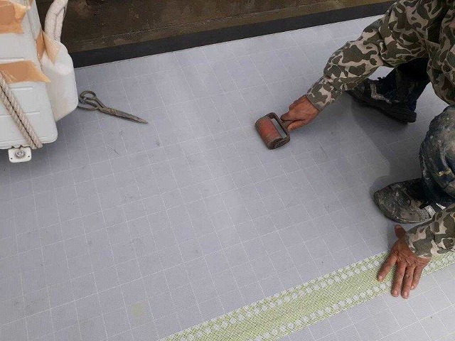 通気緩衝シート　敷き設作業