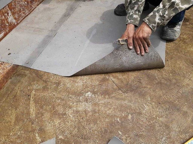 シート防水　剥がす作業