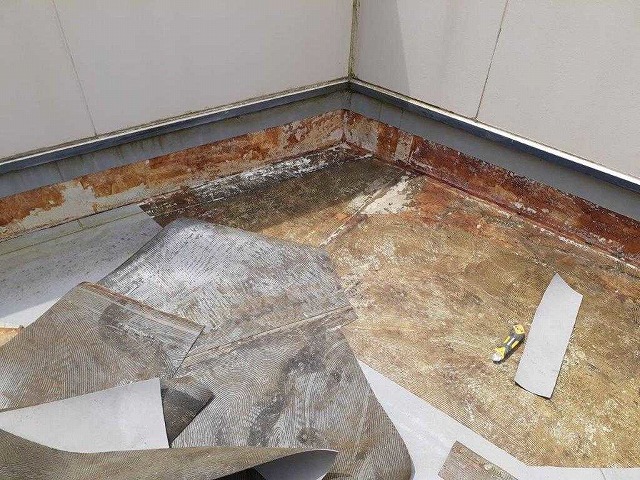 劣化したシート防水の撤去作業