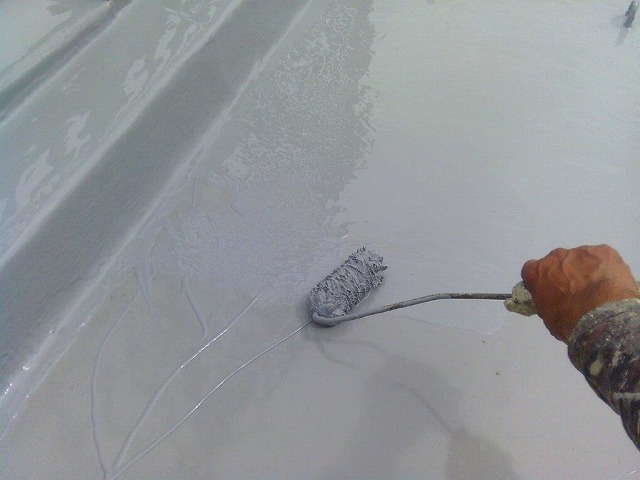 ローラーで塗布作業