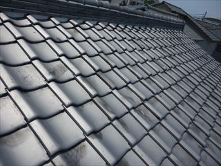 強風で浮いた瓦