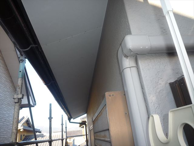 沼津市軒天ケイカル板貼り