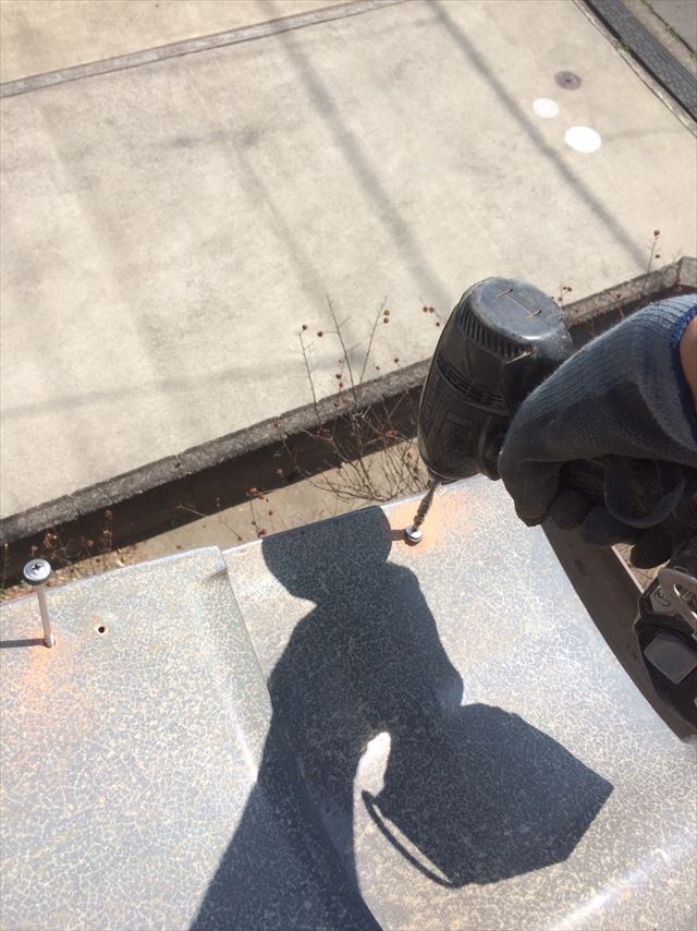 ケラバ　ビス留め