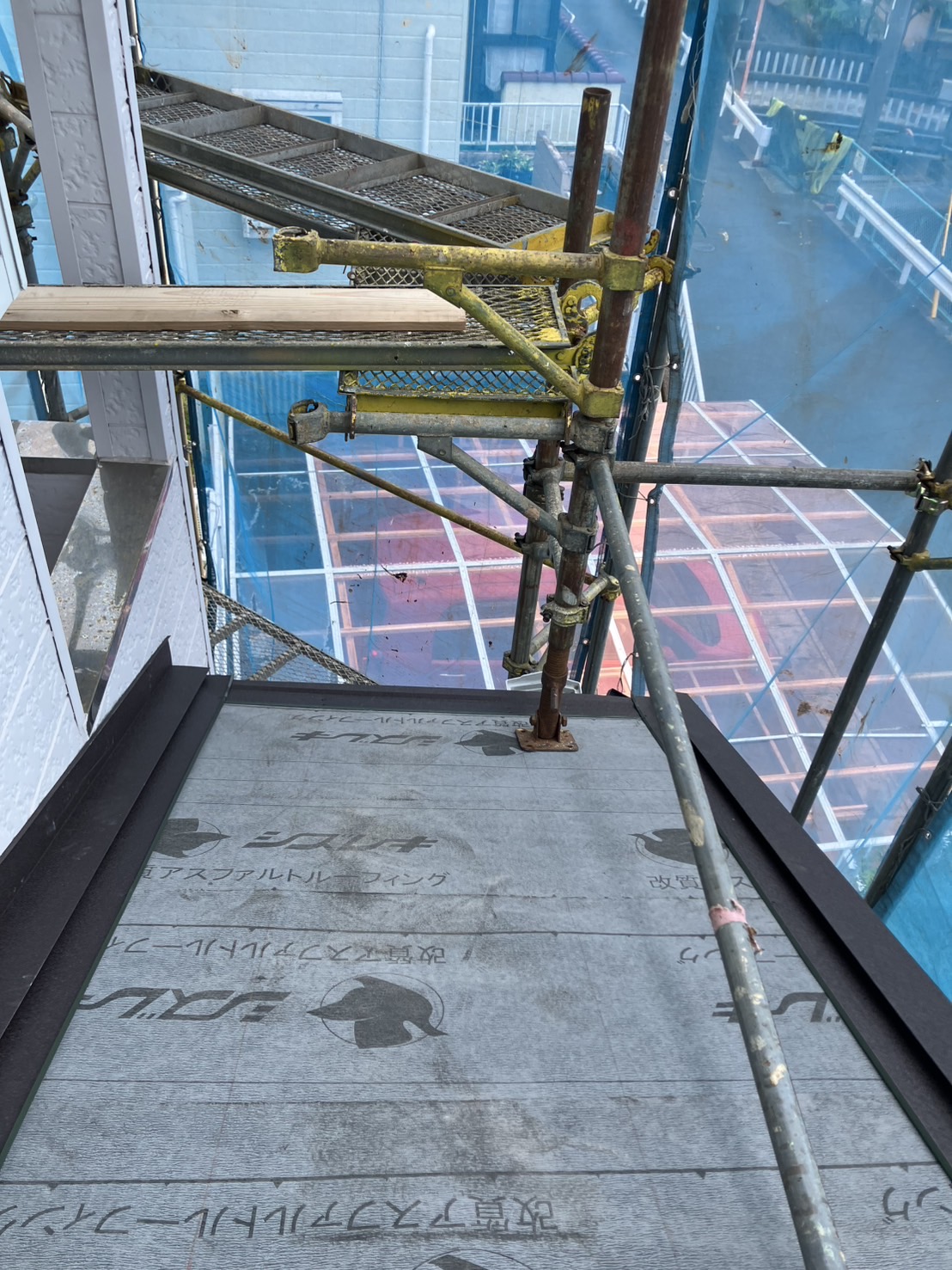 下屋根ルーフィング設置と板金設置