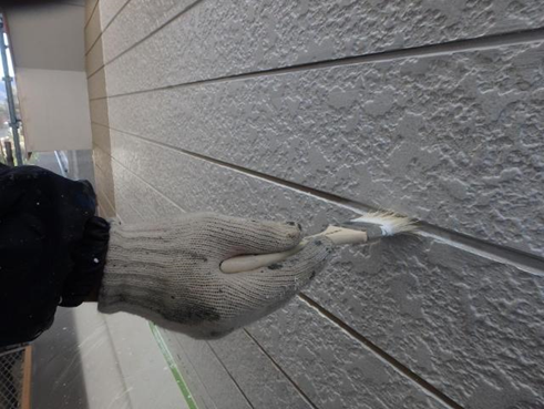 刷毛で凹凸部分を塗装