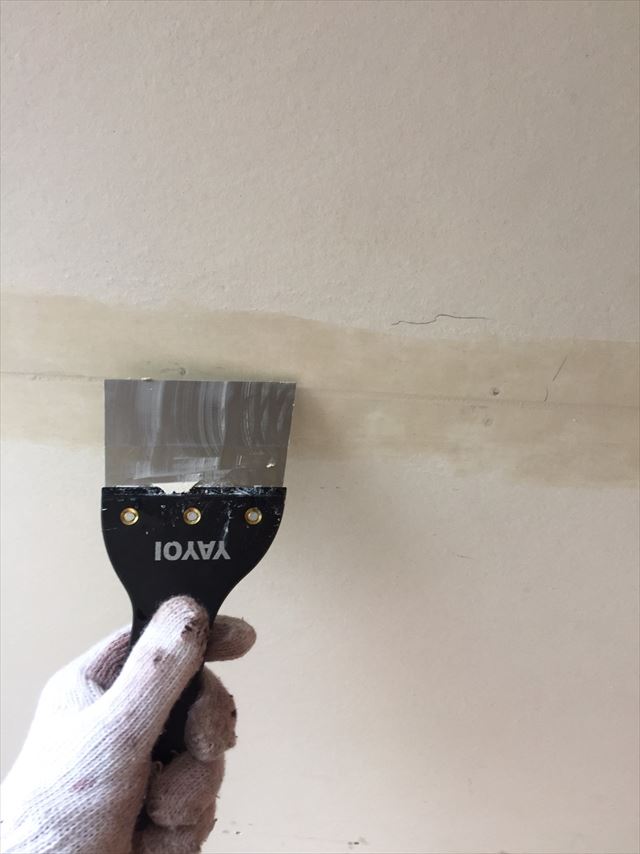 函南町別荘軒裏パテ処理