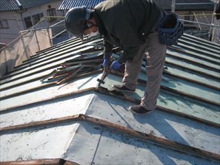 屋根撤去作業中