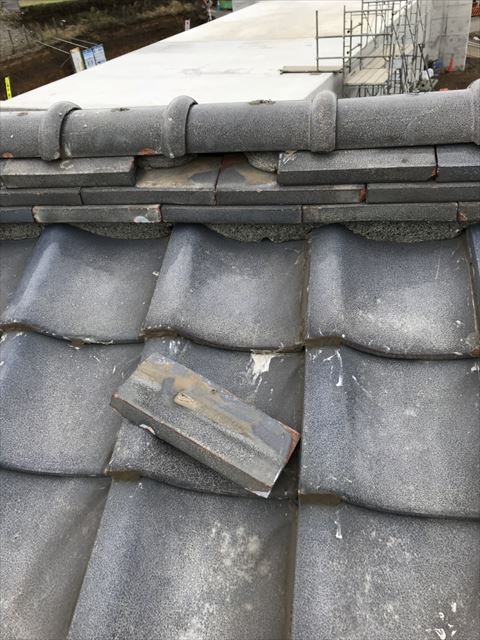 沼津市　棟瓦下が外れている