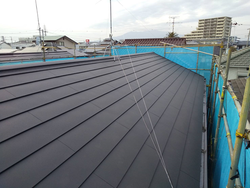 屋根カバー工法　ガルバリウム鋼板設置後