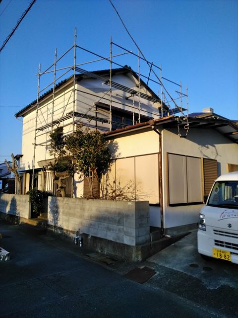 屋根工事の為の足場設置