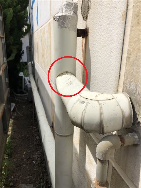 函南町住宅の外壁に設置の配管