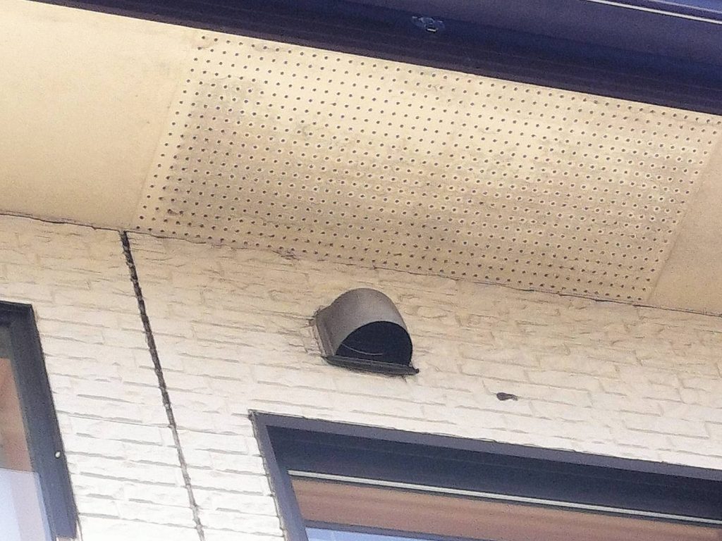 軒天の黒ずみ汚れ