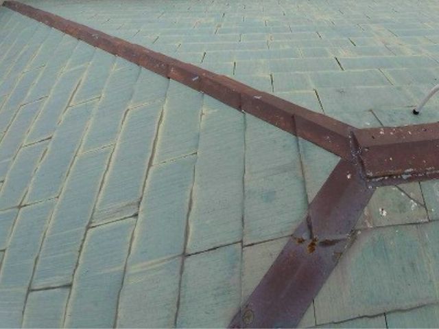 スレート劣化　棟板金サビ