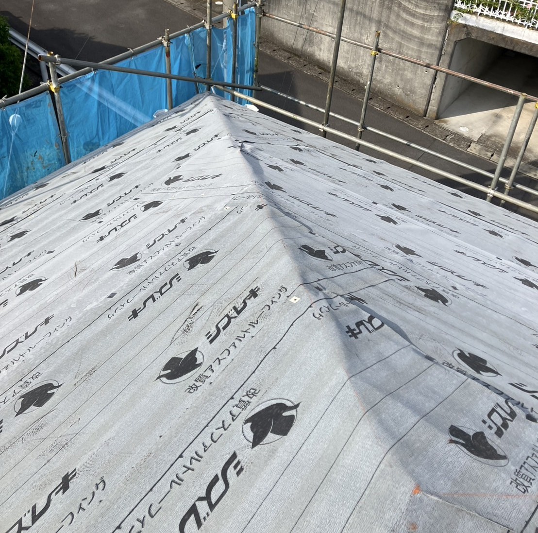 屋根カバー工事　改質アスファルトルーフィングの設置