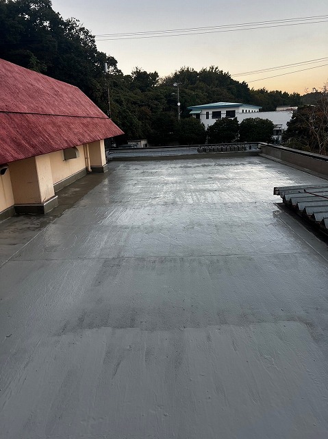 店舗屋上にてプライマー塗布した陸屋根
