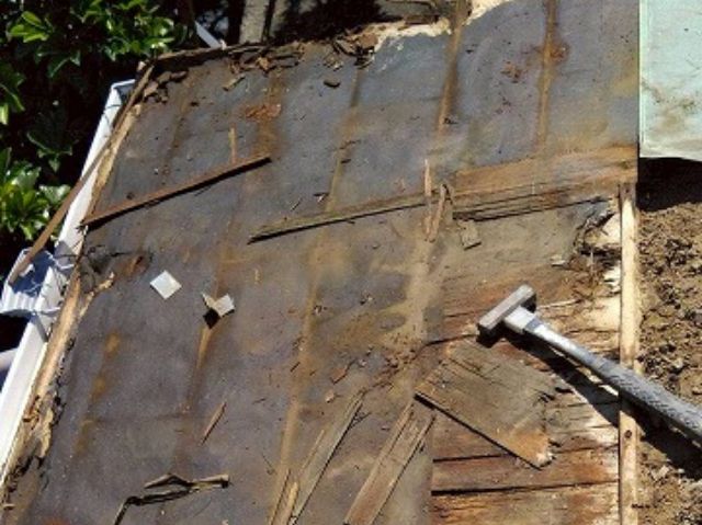 雨漏りにより腐食していた屋根下