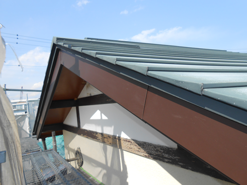 破風板金巻き工事施工後　ガルバリウム鋼板　ブラウン