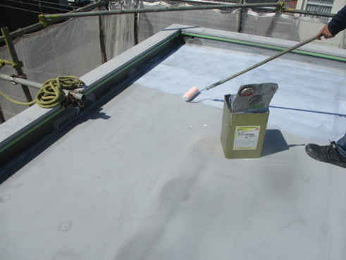 防水工事　プライマー塗布作業