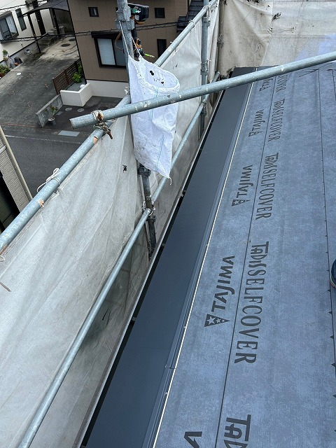 ガルバリウム鋼板設置作業