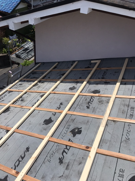 ルーフィングの上に垂木を設置