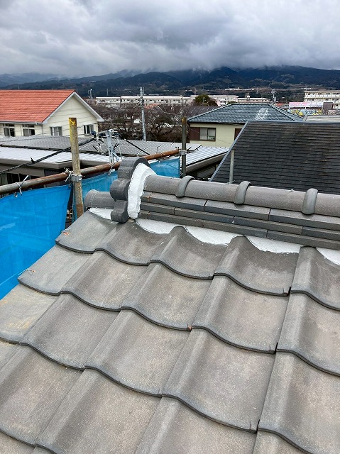 鬼瓦と棟瓦隙間　漆喰