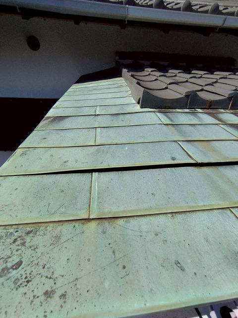 腰葺き屋根　銅板　隙間