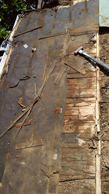 腐食した防水紙　玄関庇