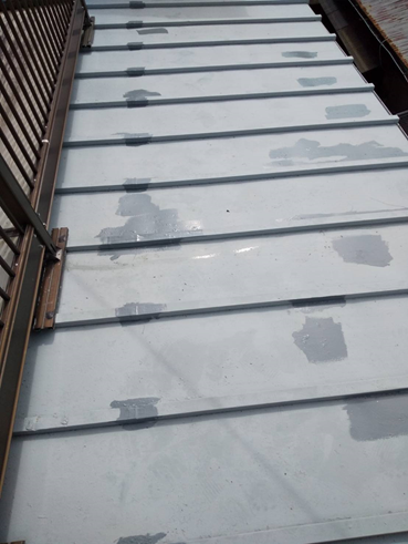 沼津雨漏り桟葺き色褪せ