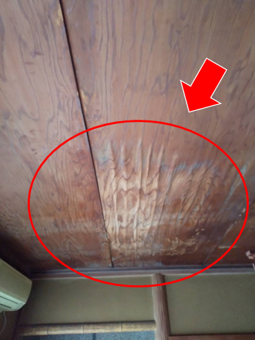 沼津雨漏り天井水跡