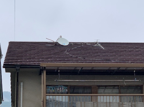 屋根上の倒れたアンテナ