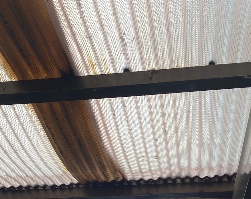 車庫の屋根材ゆがみ