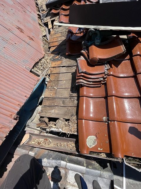 既存周辺材の撤去と下地の露出確認