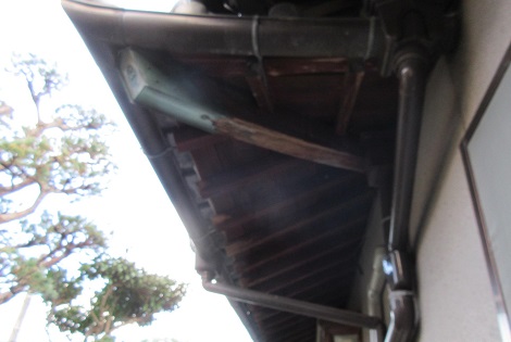 福山市で樋からの水漏れのご相談。原因は谷樋に詰まったボールでした！樋水漏れ点検