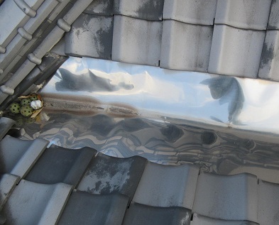 福山市で樋からの水漏れのご相談。原因は谷樋に詰まったボールでした！谷樋排水にボールが詰まった様子