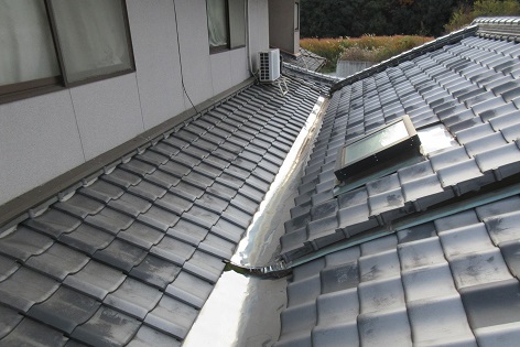 福山市で樋からの水漏れのご相談。原因は谷樋に詰まったボールでした！瓦屋根谷樋の様子